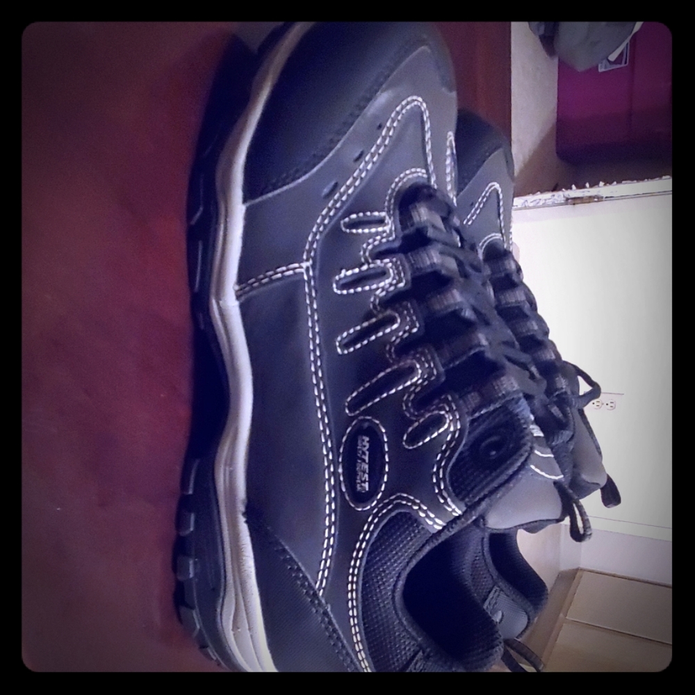 Steeled toe work shoes